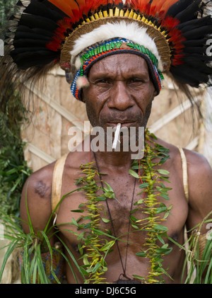 Goroka Provinz Singsing Group Mitglied Rauchen, Goroka Show, Papua New Guinea Stockfoto