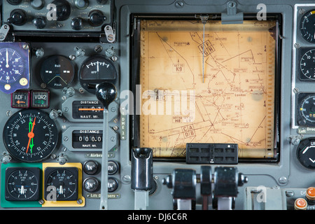 Die Control-Deck in der Kabine des Flugzeugs alte Trident am Flughafen Manchester, UK. Stockfoto
