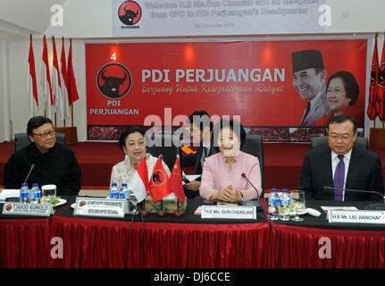 Jakarta, Indonesien. 22. November 2013. Sun Chunlan (2. R), Mitglied des Politbüros des Zentralkomitees der kommunistischen Partei von China (CPC), trifft sich mit Megawati Soekarnoputri (2 L), Vorsitzende des Indonesien demokratische Partei des Kampfes (PDIP) in Jakarta, Indonesien, 22. November 2013. Bildnachweis: Jiang Fan/Xinhua/Alamy Live-Nachrichten Stockfoto