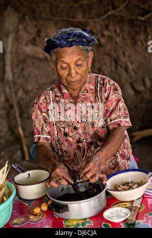 Eine ältere Zapoteken indigene Frau Hand macht traditionelle Tamales für den Einsatz in den Tag der Toten Festival in Spanisch als Día de Muertos 30. Oktober 2013 in Teotitlan, Mexiko bekannt. Stockfoto