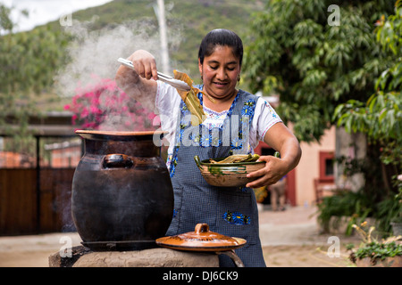 Reyna Mendoza Ruíz von El Sabor Zapoteco Kochschule Hand macht traditionelle Tamales für den Einsatz in den Tag der Toten Festival in Spanisch als Día de Muertos 30. Oktober 2013 in Teotitlan, Mexiko bekannt. Stockfoto