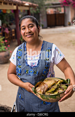 Reyna Mendoza Ruíz von El Sabor Zapoteco Kochschule Hand macht traditionelle Tamales für den Einsatz in den Tag der Toten Festival in Spanisch als Día de Muertos 30. Oktober 2013 in Teotitlan, Mexiko bekannt. Stockfoto