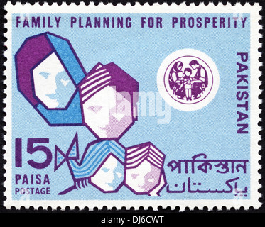 Porto Stempel Pakistan 15 Paisa mit Familienplanung für Wohlstand ca. 1969 Stockfoto