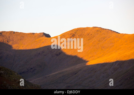 Die letzten Sonnenstrahlen Abendlicht fangen Fairfield oben Rydal, Lake District, Großbritannien. Stockfoto