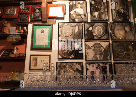 Fotos von einigen berühmten Persönlichkeiten zu El Pimpi in Málaga besucht haben werden an der Wand hinter der Bar angezeigt. Stockfoto