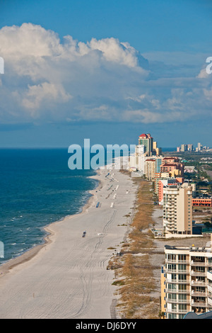 Alabama Gulf Coast Orange weißen Strandsand und Eigentumswohnungen. Stockfoto