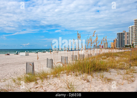 Alabama Gulf Coast Orange weißen Strandsand und Eigentumswohnungen. Stockfoto