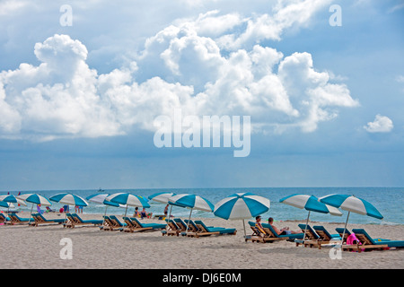 Alabama Gulf Coast Orange weißen Strandsand und Urlauber. Stockfoto