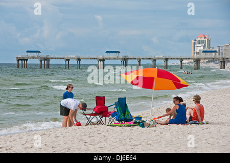 Alabama Gulf Coast Orange weißen Strandsand und Fishing Pier. Stockfoto