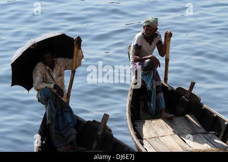 DHAKA 2013. Schiffer warten auf Passagiere, Sadarghat Boot Terminal, Dhaka, Bangladesh, der indische Subkontinent, Asien Sadarghat Port der Dhaka Stadt am Fluss, im südlichen Teil von Dhaka, der Hauptstadt gelegen, auf dem Fluss Buriganga, ist eine der dynamischsten Plätze in Dhaka. Hier ist der Sadarghat Start Terminal ist einer der größten Binnenhäfen der Welt. Stockfoto