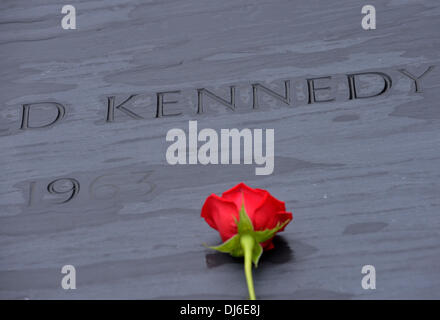 (131122)--WASHINGTON D.C., 22. November 2013 (Xinhua)--eine Rose befindet sich am Grab des ehemaligen US-Präsidenten John F. Kennedy auf dem Nationalfriedhof Arlington in Virginia, USA, 22. November 2013. Kennedy war tödlich geschossen, während der Fahrt im offenen Wagen in einem Autokorso während eines Besuchs nach Dallas am 22. November 1963. Zum Gedenken werden landesweit am Freitag anlässlich des 50. Jahrestages der Ermordung Kennedys gehalten. (Xinhua/Zhang Jun) Bildnachweis: Xinhua/Alamy Live-Nachrichten Stockfoto