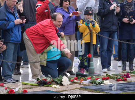 (131122)--WASHINGTON D.C., 22. November 2013 (Xinhua)--Menschen würdigen am Grab des ehemaligen US-Präsidenten John F. Kennedy auf dem Nationalfriedhof Arlington in Virginia, USA, 22. November 2013. Kennedy war tödlich geschossen, während der Fahrt im offenen Wagen in einem Autokorso während eines Besuchs nach Dallas am 22. November 1963. Zum Gedenken werden landesweit am Freitag anlässlich des 50. Jahrestages der Ermordung Kennedys gehalten. (Xinhua/Zhang Jun) Bildnachweis: Xinhua/Alamy Live-Nachrichten Stockfoto