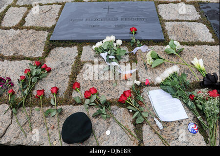 (131122)--WASHINGTON D.C., 22. November 2013 (Xinhua)--Blüten befinden sich an der Grabstätte des ehemaligen US-Präsidenten John F. Kennedy auf dem Nationalfriedhof Arlington in Virginia, USA, 22. November 2013. Kennedy war tödlich geschossen, während der Fahrt im offenen Wagen in einem Autokorso während eines Besuchs nach Dallas am 22. November 1963. Zum Gedenken werden landesweit am Freitag anlässlich des 50. Jahrestages der Ermordung Kennedys gehalten. (Xinhua/Zhang Jun) Bildnachweis: Xinhua/Alamy Live-Nachrichten Stockfoto