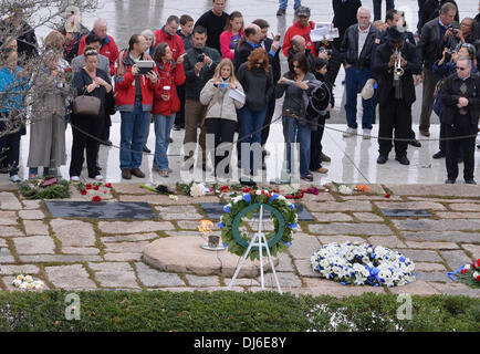 (131122)--WASHINGTON D.C., 22. November 2013 (Xinhua)--Leute zahlen Tribut an die Grabstätte des ehemaligen US-Präsidenten John F. Kennedy auf dem Nationalfriedhof Arlington in Virginia, USA, 22. November 2013. Kennedy war tödlich geschossen, während der Fahrt im offenen Wagen in einem Autokorso während eines Besuchs nach Dallas am 22. November 1963. Zum Gedenken werden landesweit am Freitag anlässlich des 50. Jahrestages der Ermordung Kennedys gehalten. (Xinhua/Zhang Jun) Bildnachweis: Xinhua/Alamy Live-Nachrichten Stockfoto