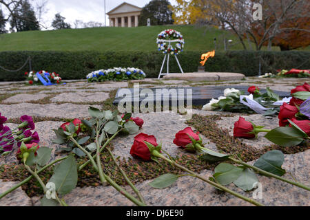 (131122)--WASHINGTON D.C., 22. November 2013 (Xinhua)--Rosen befinden sich am Grab des ehemaligen US-Präsidenten John F. Kennedy auf dem Nationalfriedhof Arlington in Virginia, USA, 22. November 2013. Kennedy war tödlich geschossen, während der Fahrt im offenen Wagen in einem Autokorso während eines Besuchs nach Dallas am 22. November 1963. Zum Gedenken werden landesweit am Freitag anlässlich des 50. Jahrestages der Ermordung Kennedys gehalten. (Xinhua/Zhang Jun) Bildnachweis: Xinhua/Alamy Live-Nachrichten Stockfoto