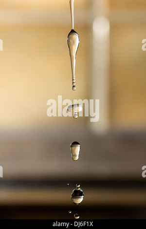 Die flüssige Bewegung von Wasser plantschen wie es gegossen wird. Stockfoto