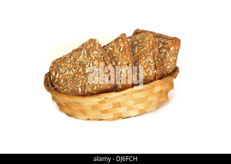 Brot mit Samen im Brottopf isoliert auf weißem Hintergrund in dünne Scheiben geschnitten Stockfoto