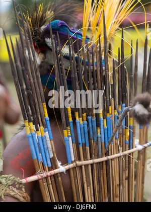 Goroka Provinz Singsing Gruppenmitglied mit Köcher traditionell, Goroka Show, Papua-Neu-Guinea Stockfoto