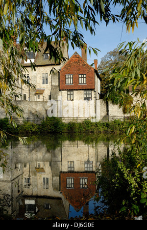 Maidstone, Kent, England, UK. Der Palast des Erzbischofs (14. / 16. Jahrhundert) durch den Fluss Medway Stockfoto