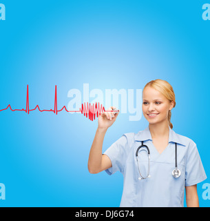 lächelnd, Arzt oder Krankenschwester Zeichnung EKG Stockfoto