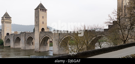 Pont Valentre Cahors breite Panorama. Multi-steinerne Bogenbrücke in Cahors ist eine zentrale Anlaufstelle für Besucher dieser Stadt Stockfoto