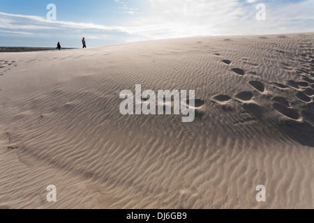 Fuß der Dünen bei Raaberg. Ein paar Spaziergänge an die Spitze der Düne am Raabjerg Mile. Schatten markieren die geblasenen Sand Wellen Stockfoto