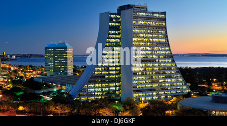 Brasilien, Porto Alegre: Nächtliche Ansicht der beleuchteten Administration Center von Rio Grande do Sul mit See Guaíba in den Rücken Stockfoto