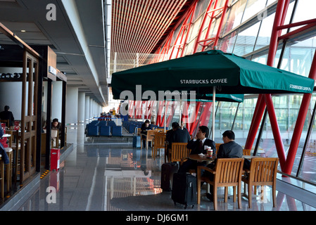 Starbucks Coffee richten Sie Geschäfte im Terminal des Flughafen Peking, China. Stockfoto