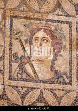 Detail aus einem Keramikboden Mosaik. Ein Portrait eines jungen Mannes mit einem Zepter-Funktion in dieser dekorativen Mosaik gefliesten Boden. Stockfoto