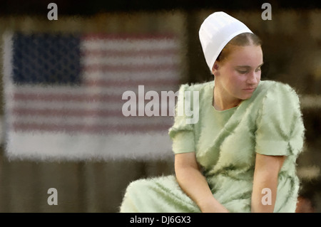 Teenager-Mädchen Mennonite Heritage Festival mit amerikanischen Flagge hinter Lanesville Indiana Stockfoto