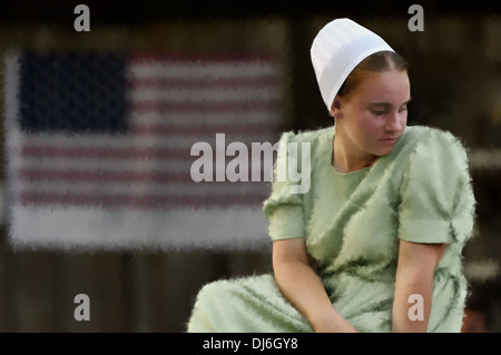 Teenager-Mädchen Mennonite Heritage Festival mit amerikanischen Flagge hinter Lanesville Indiana Stockfoto