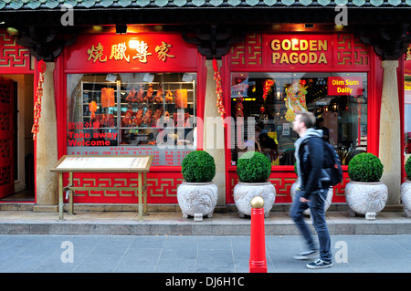 Ein Mann geht hinter dem Restaurant Goldene Pagode in China Town, London. Stockfoto