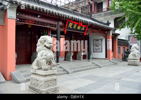 Ein paar steinernen Löwen sitzen vor der nationalen Hochschule der Ming-Dynastie. Nanjing, Provinz Jiangsu, China. Stockfoto