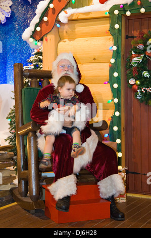 Junge auf Santa Claus Schoß Stockfoto