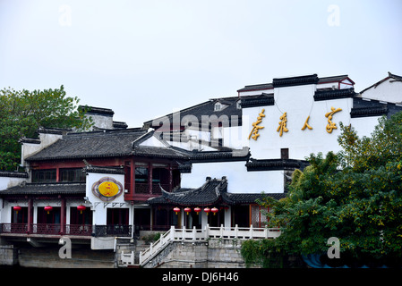 Traditionelle Gebäude entlang des Qinhuai-Flusses. Nanjing, Provinz Jiangsu, China. Stockfoto