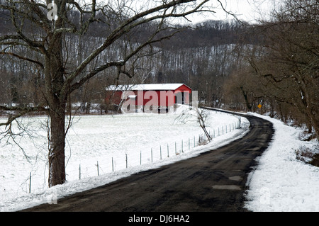 Straße nach Busching überdachte Brücke am Laughery Creek in Ripley County, Indiana Stockfoto