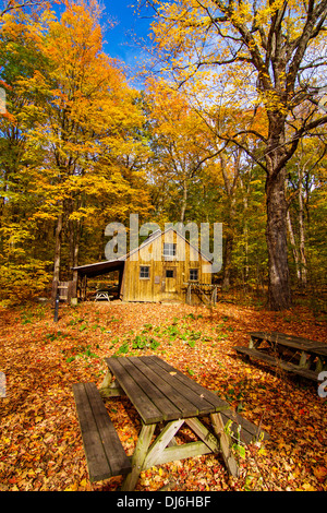 Sugar Shack (wo Ahornsirup gemacht wird) in Quebec-Kanada im Herbst. Stockfoto