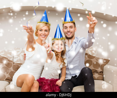 Happy Family im blauen Hüte werfen serpentine Stockfoto