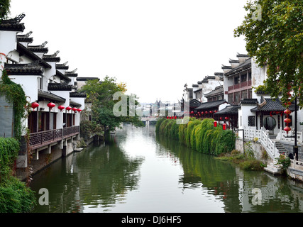 Traditionelle Gebäude entlang der Qinhuai Flusses, Nanjing, Provinz Jiangsu, China. Stockfoto