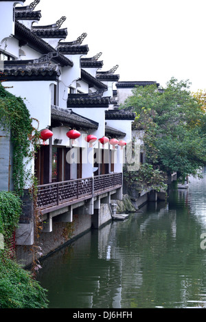 Traditionelle Gebäude entlang der Qinhuai Flusses, Nanjing, Provinz Jiangsu, China. Stockfoto