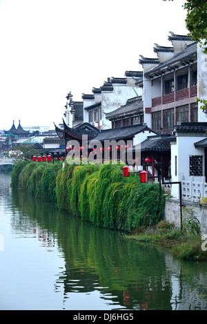 Traditionelle Gebäude entlang der Qinhuai Flusses, Nanjing, Provinz Jiangsu, China. Stockfoto