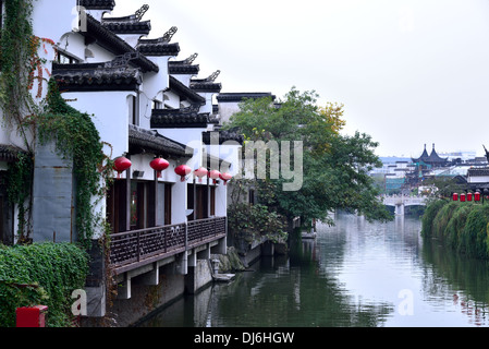 Traditionelle Gebäude entlang der Qinhuai Flusses, Nanjing, Provinz Jiangsu, China. Stockfoto