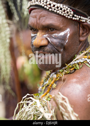Mann mit Bemalung der Mt Krater Singsing Group, Lufa Distrcit - Goroka Show, Papua-Neu-Guinea Stockfoto