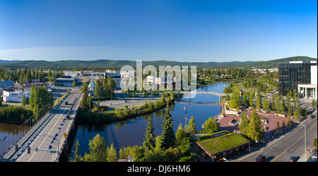 Luftaufnahme der Innenstadt von Fairbanks und das goldene Herz Park im Sommer In Alaska Stockfoto