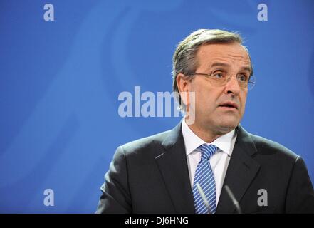 Berlin, Deutschland. 22. November 2013. Griechenlands Premier Antonis Samaras nimmt an einer gemeinsamen Pressekonferenz nach seinem Treffen mit Bundeskanzlerin Angela Merkel in Berlin, Deutschland, 22. November 2013. Bildnachweis: Shang Qian/Xinhua/Alamy Live-Nachrichten Stockfoto