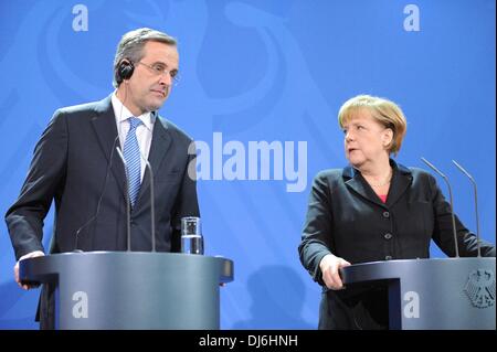 Berlin, Deutschland. 22. November 2013. German chancellor Angela Merkel (R) und Besuch des griechischen Ministerpräsidenten Antonis Samaras an eine gemeinsame Pressekonferenz in Berlin, Deutschland, 22. November 2013 teilnehmen. Bildnachweis: Shang Qian/Xinhua/Alamy Live-Nachrichten Stockfoto