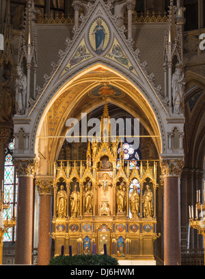 Votivkirche-Altar. Eine detaillierte Gießen von Heiligen und Engeln ziert den Altar in der Votivkirche in Wien. Stockfoto