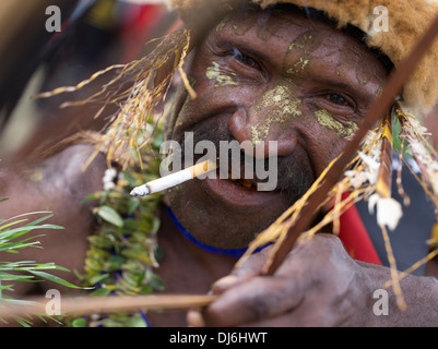 Goroka Provinz Singsing Group Mitglied Rauchen, Goroka Show, Papua New Guinea Stockfoto