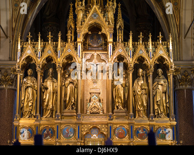 Detail des komplexen Messing-Altarbild. Eine detaillierte Gießen von Heiligen und Engeln ziert den Altar in der Votivkirche in Wien Stockfoto