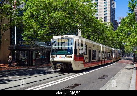 TriMet MAX Light Rail auf der Südwesten 5th Avenue in der Innenstadt von Portland, Oregon, USA Stockfoto